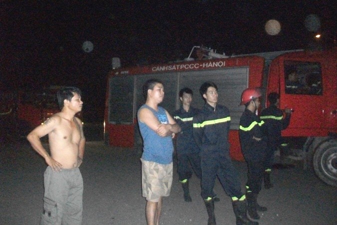 Lực lượng phòng PCCC được người dân Nam Trung Yên gọi đến nhằm đảm bảo an toàn nếu xảy ra sự cố, nhưng thực chất, đó chỉ là tín hiệu báo cháy... giả. (Ảnh: Giaoduc.net.vn)